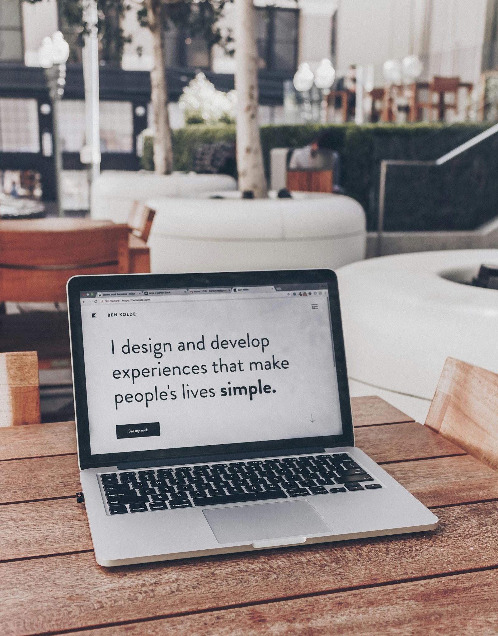 Notebook com site de design limpo e minimalista