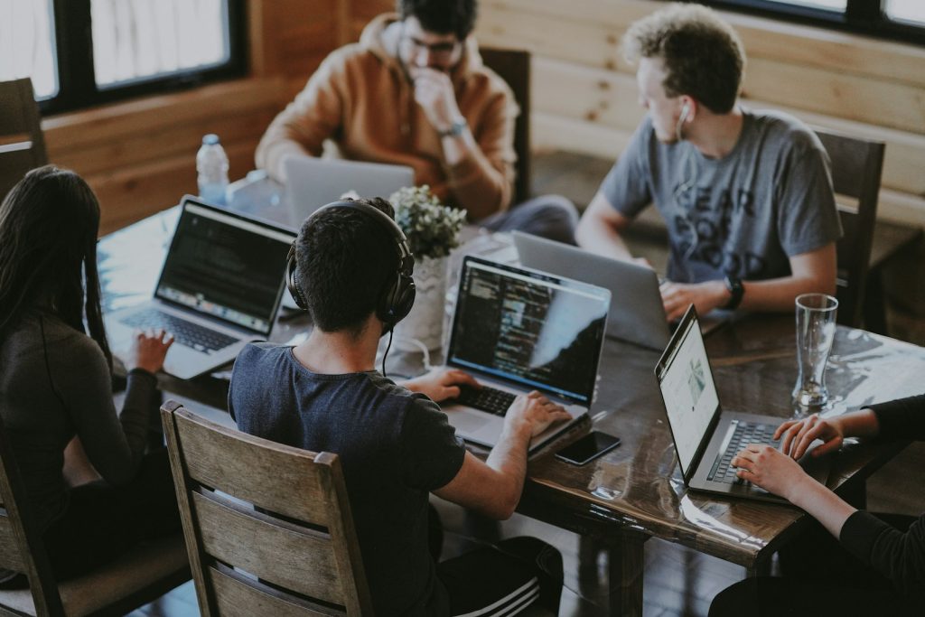 Equipe trabalhando em projetos de sites