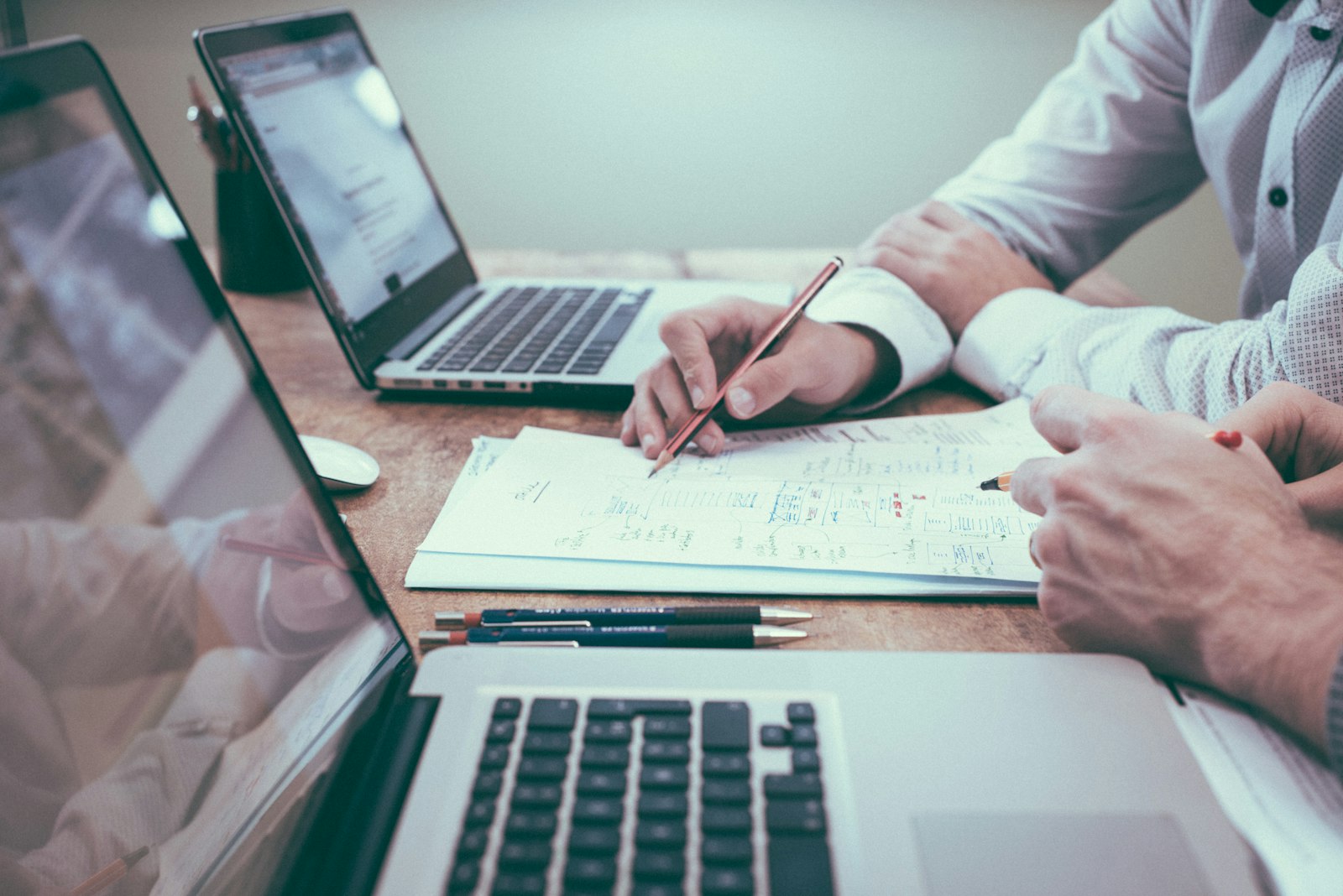 Planejamento com notebook e anotações para escolher entre landing page e site institucional