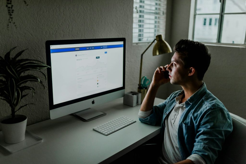 Profissional operando loja virtual no computador