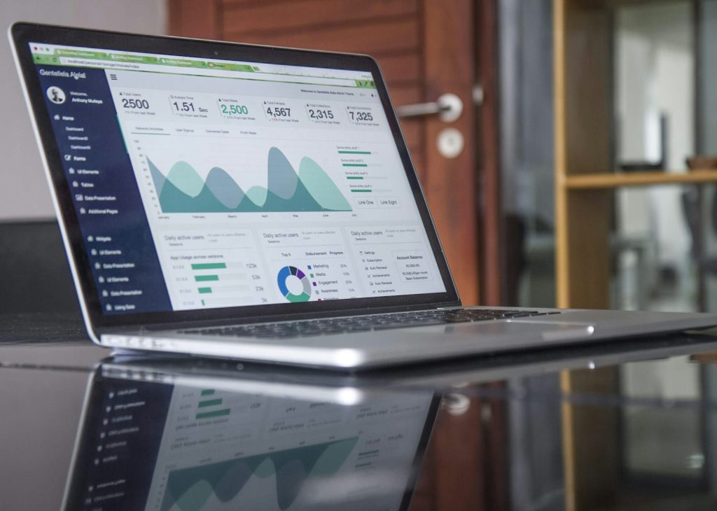 Gráficos de campanha de tráfego pago em tela de notebook