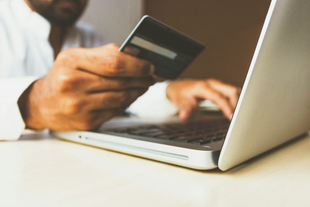 Pessoa fazendo compra em loja virtual no cartão