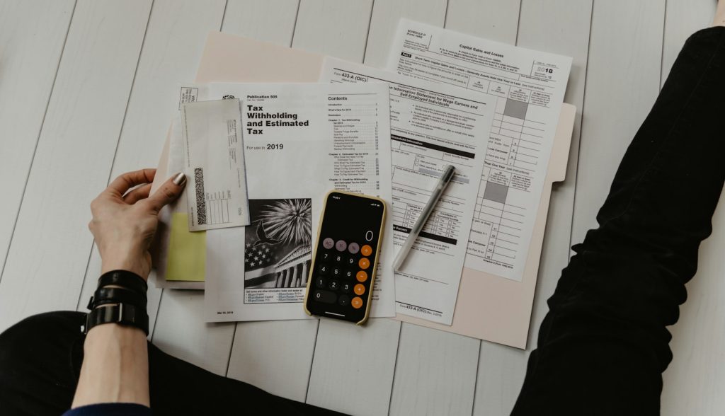 Calculadora e documentos sobre o investimento em uma landing page