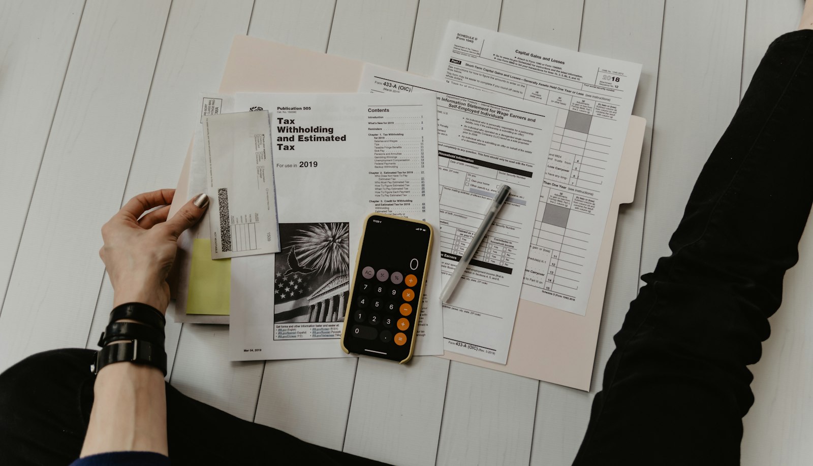 Calculadora e documentos sobre o investimento em uma landing page