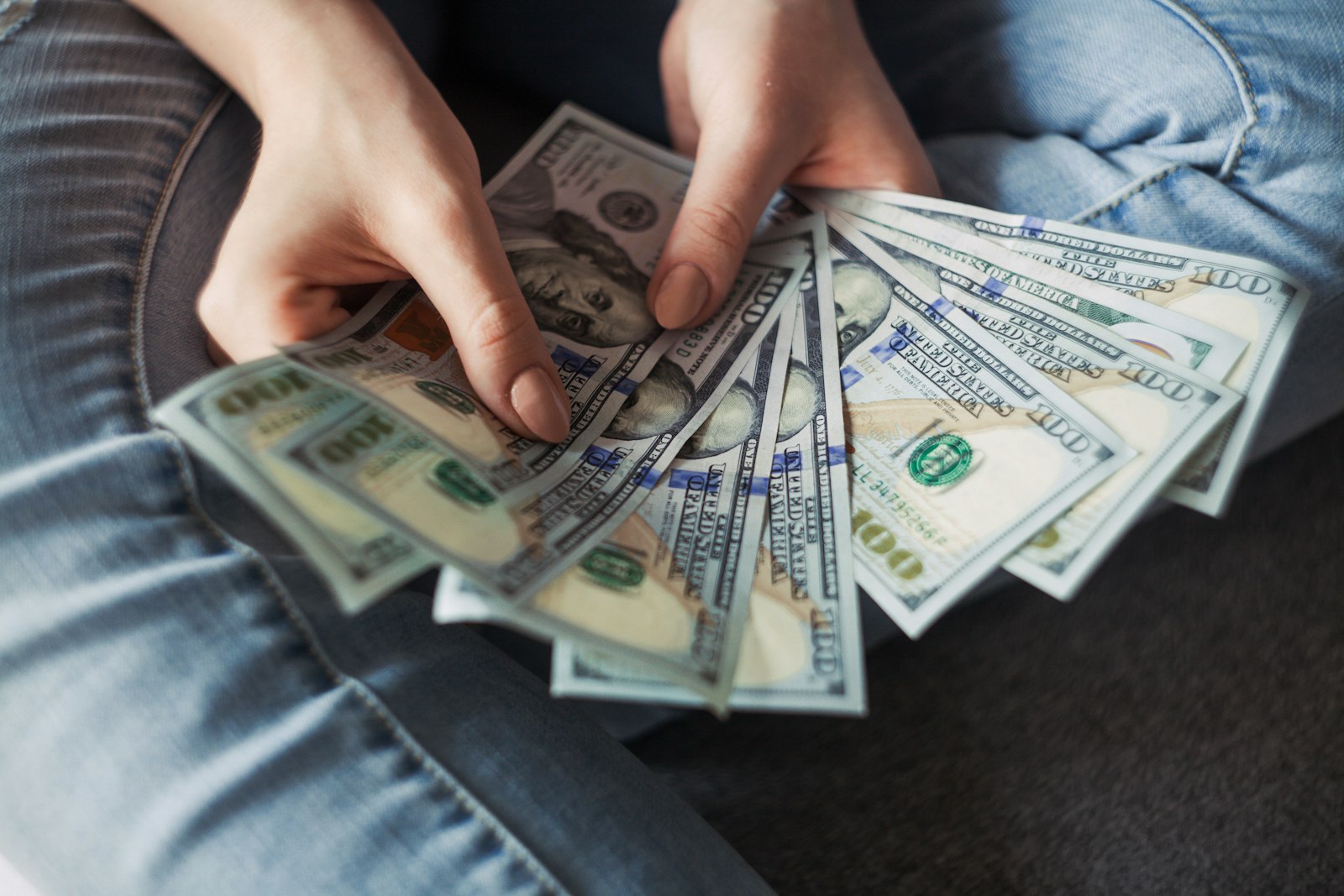 Notas de dinheiro representando o investimento em um site profissional