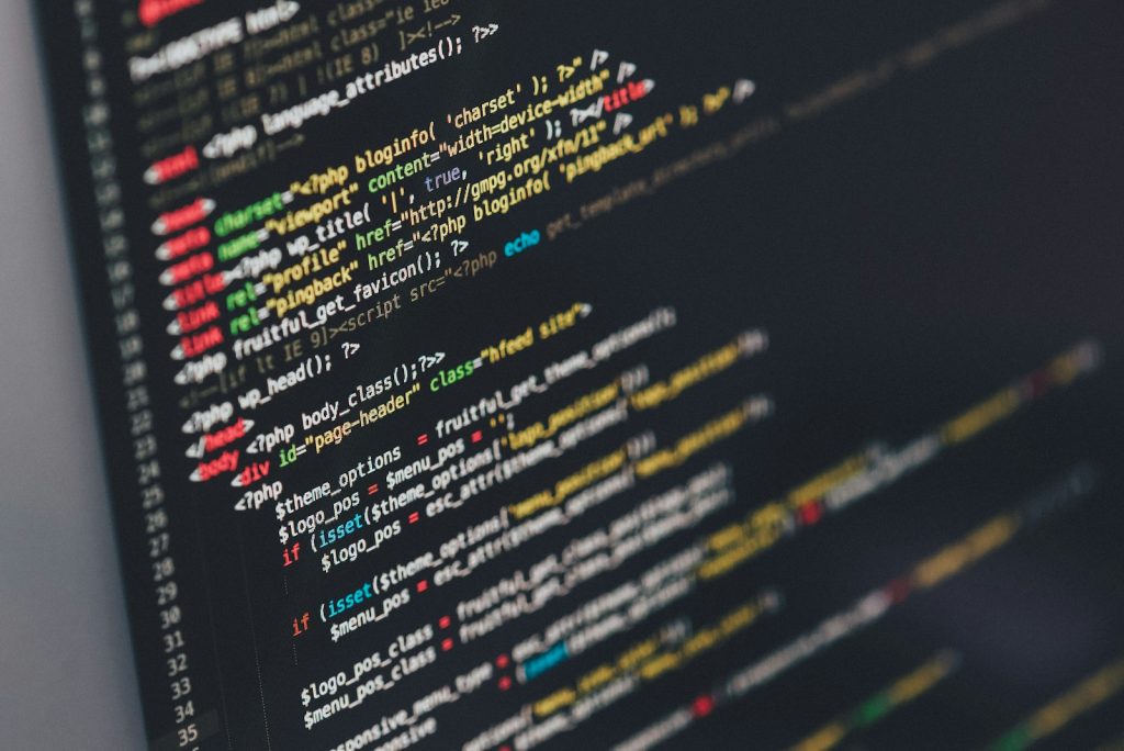 Código na tela representando o desenvolvimento com WordPress e Elementor
