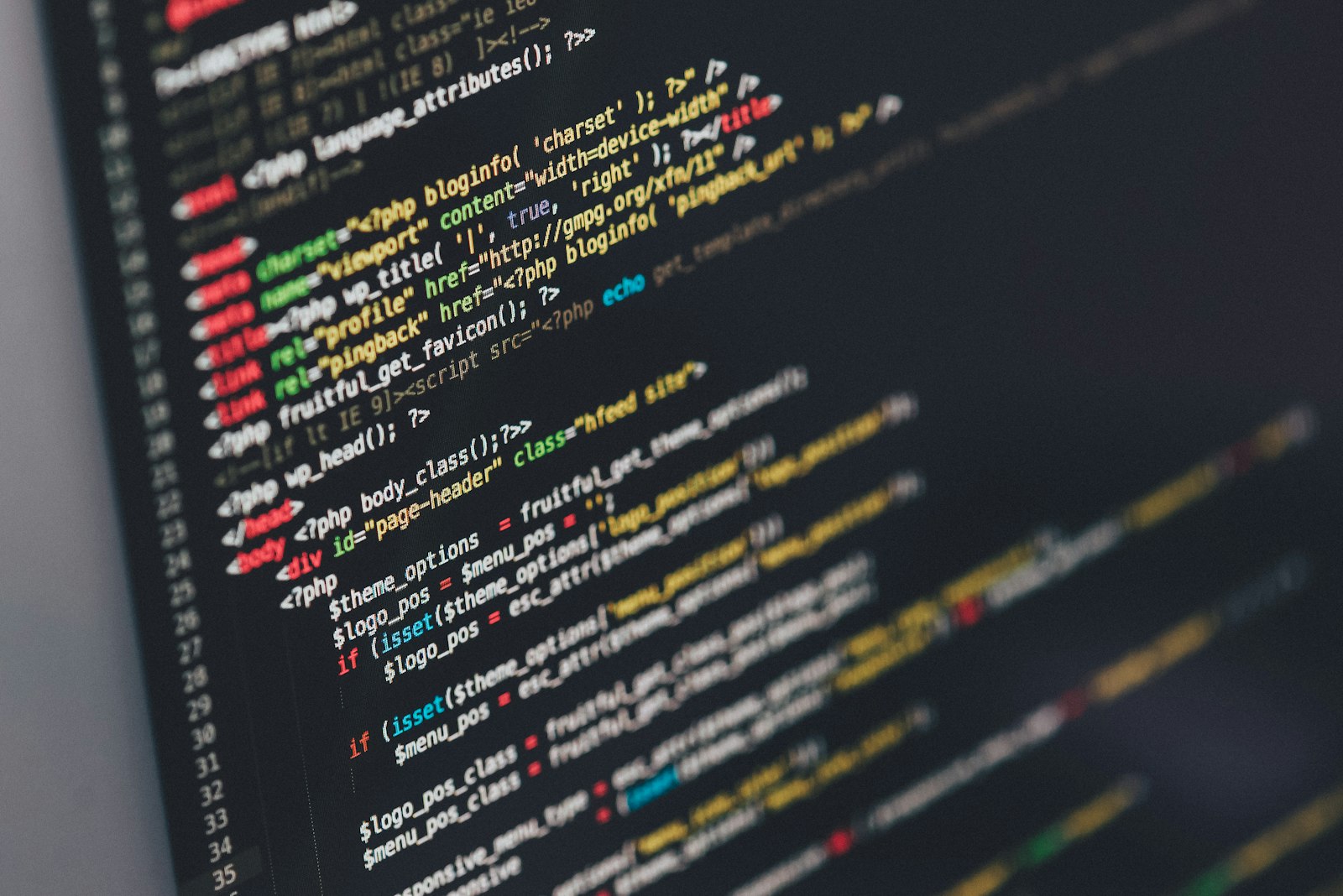 Código na tela representando o desenvolvimento com WordPress e Elementor